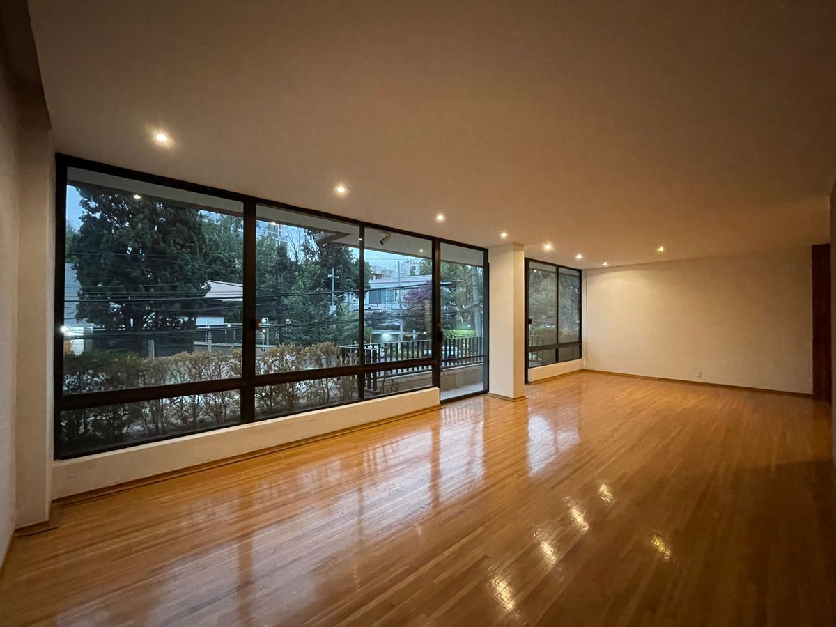 3 de 26: Sala-Balcón