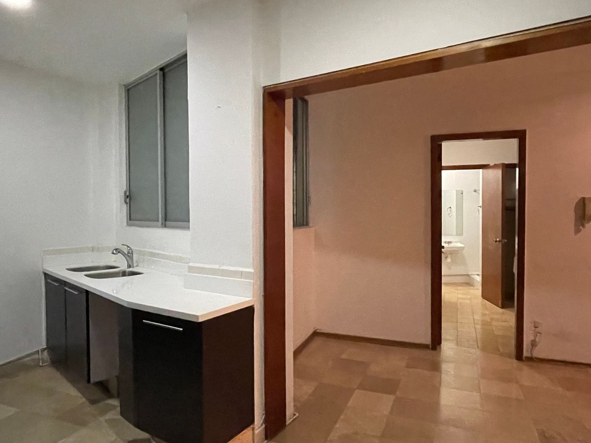 19 de 26: Cocina (Vista hacia cuarto de servicio)