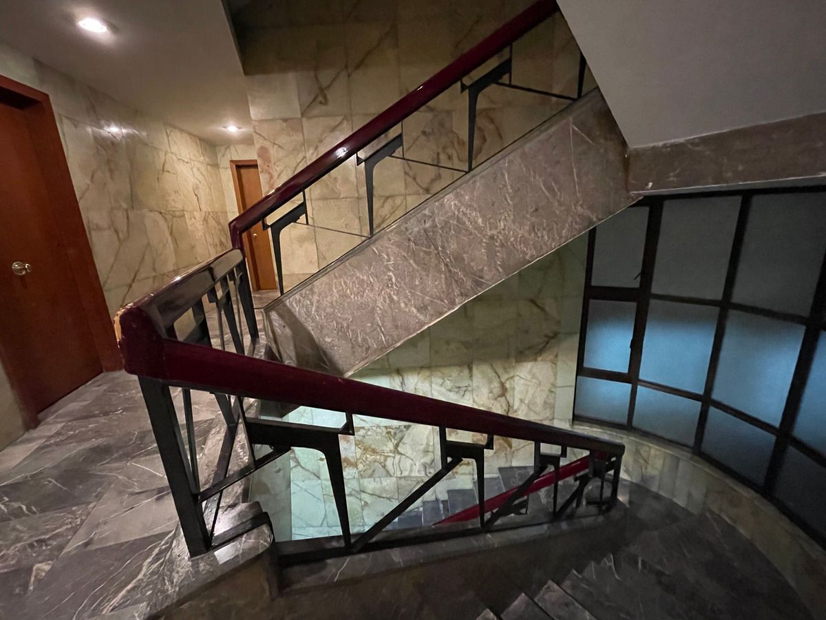 24 de 26: Edificio - Escaleras