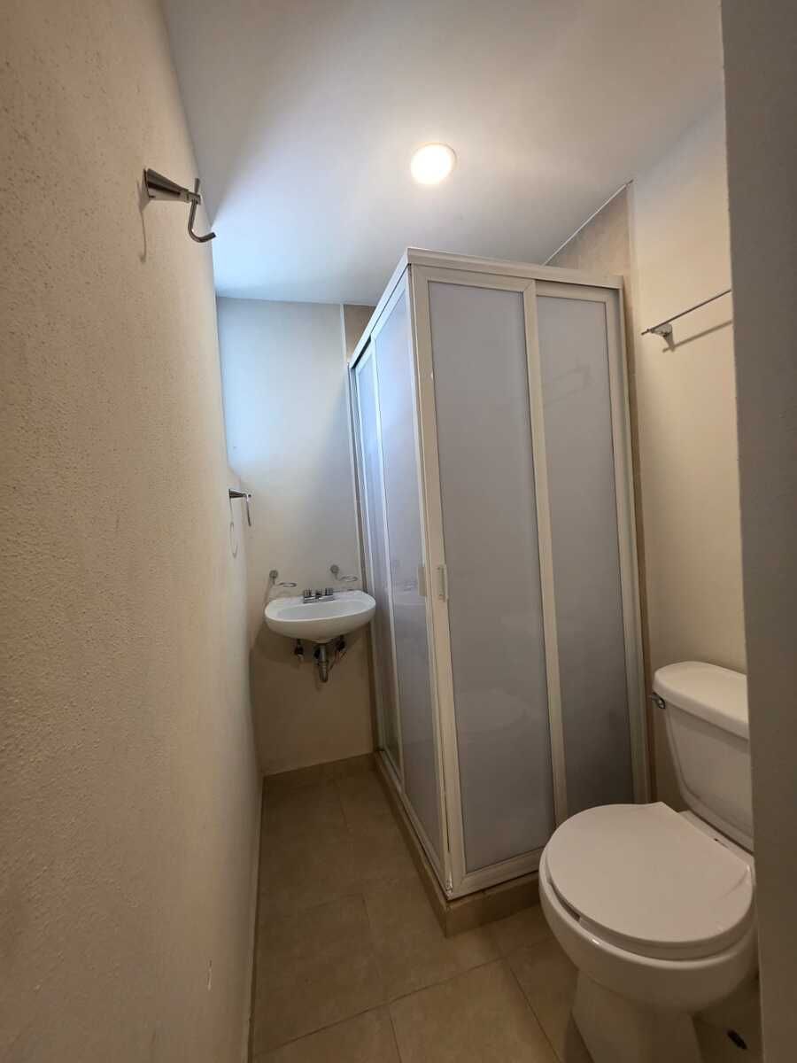 7 de 33: baño cuarto servicio