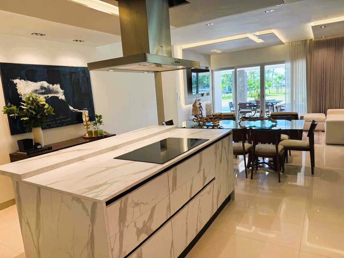 10 de 36: COCINA INTEGRAL CON ISLA DE MARMOL