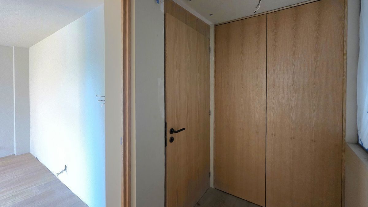 8 of 13: Puerta entrada y closet lateral blancos. Vista de rec. sec.