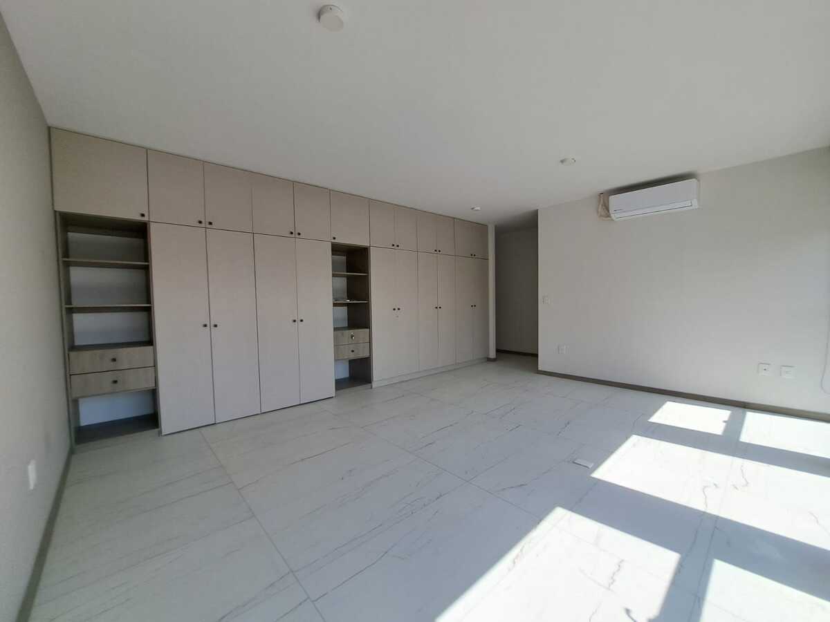 24 of 39: Amplio Closet Recámara Principal