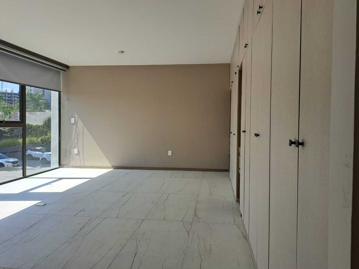 25 of 39: Amplia Recámara Principal