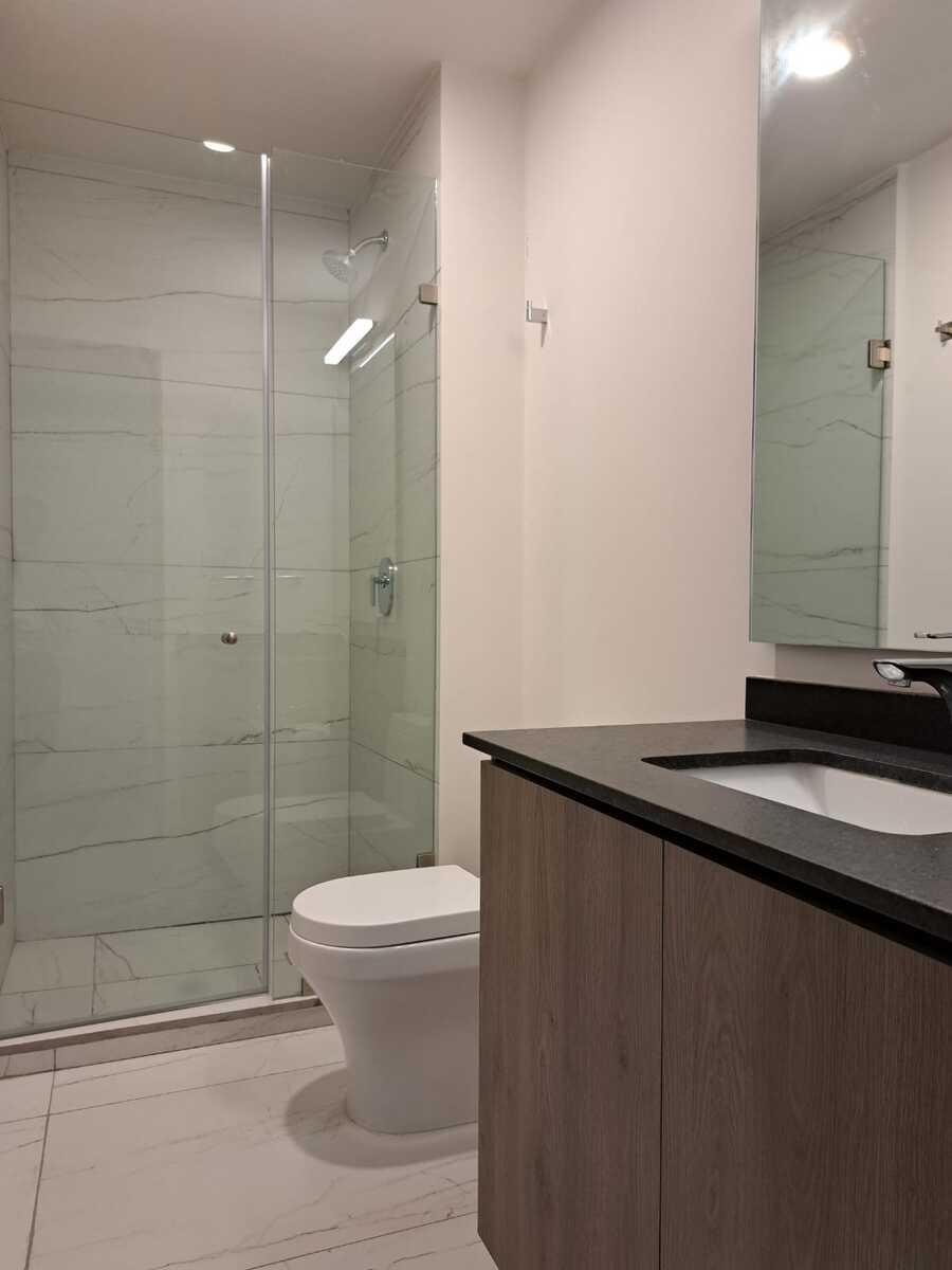 32 of 39: Baño visitas