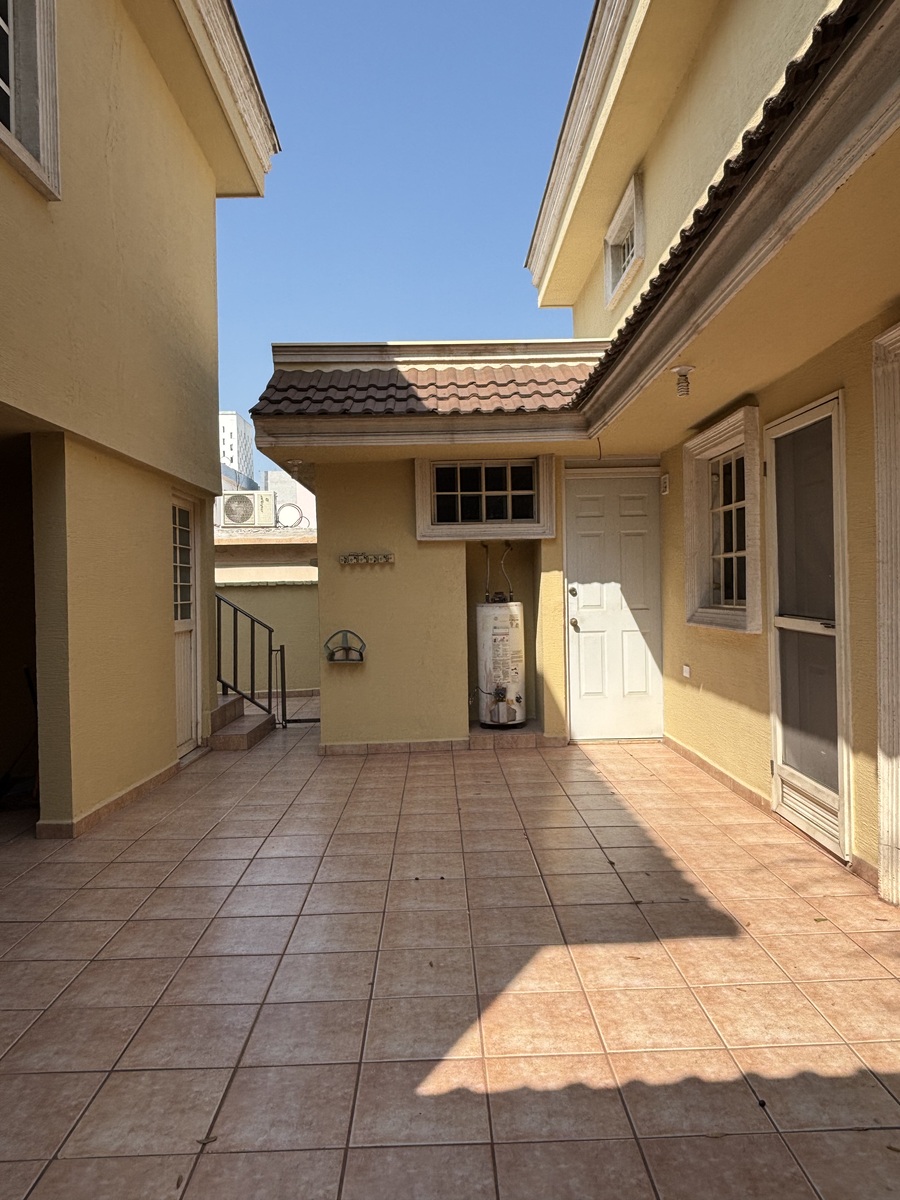 2 of 14: Cochera y lavandería