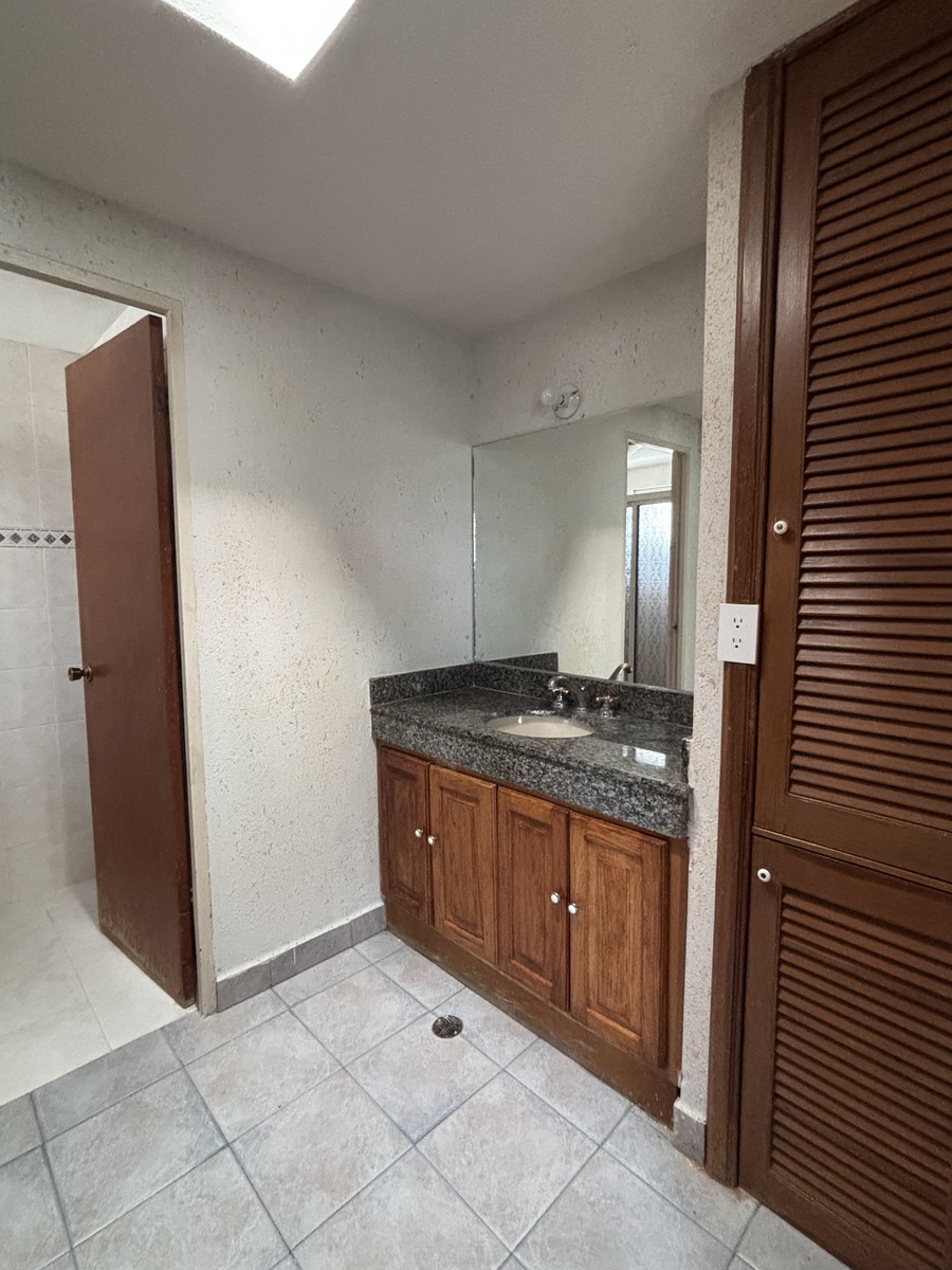 7 of 14: Baño principal