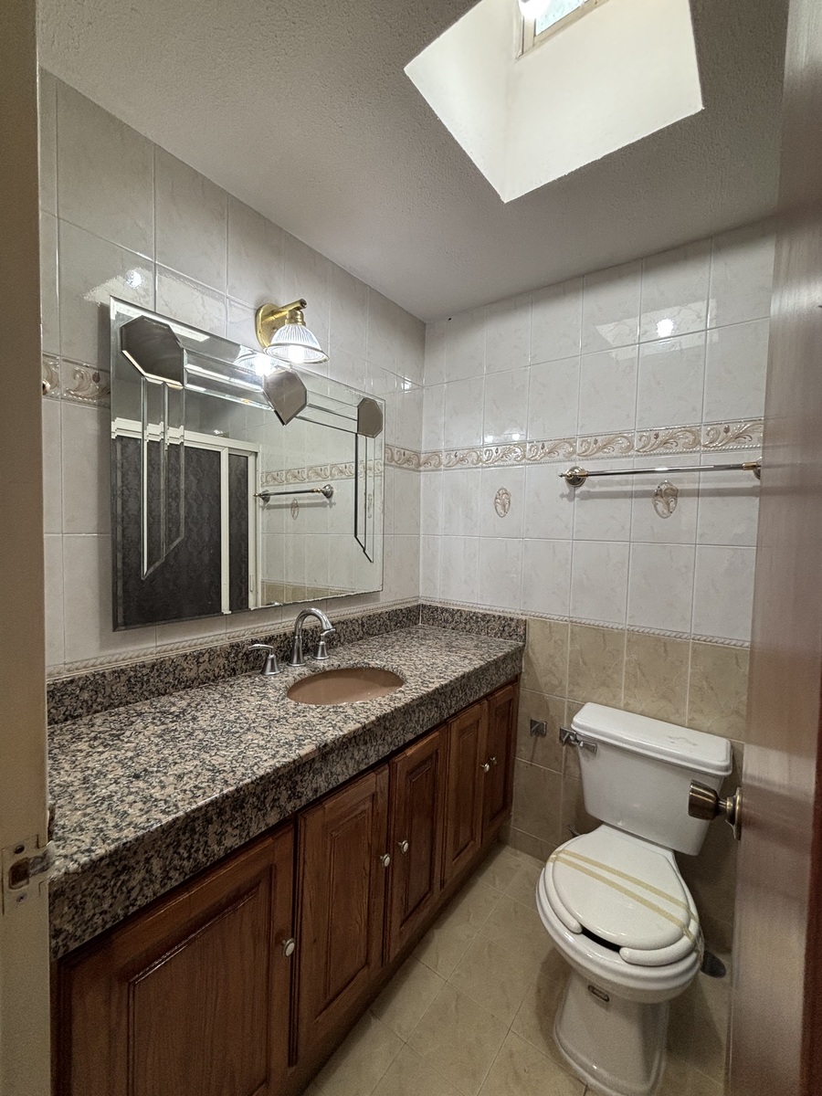 9 of 14: Baño recámaras secundarias