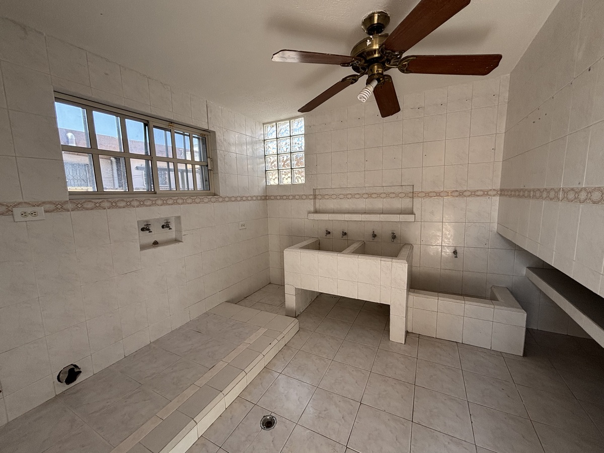 10 of 14: Lavandería