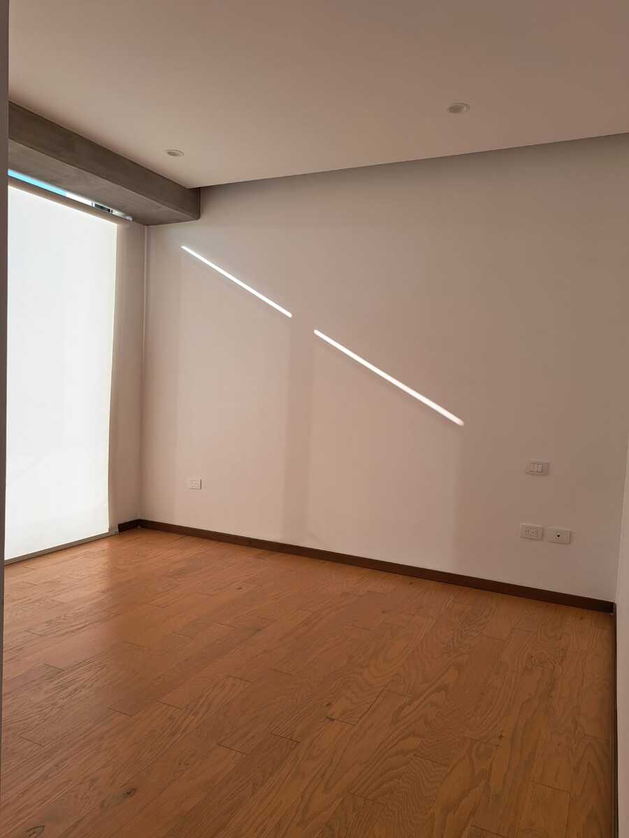 29 of 36: Recámara piso madera