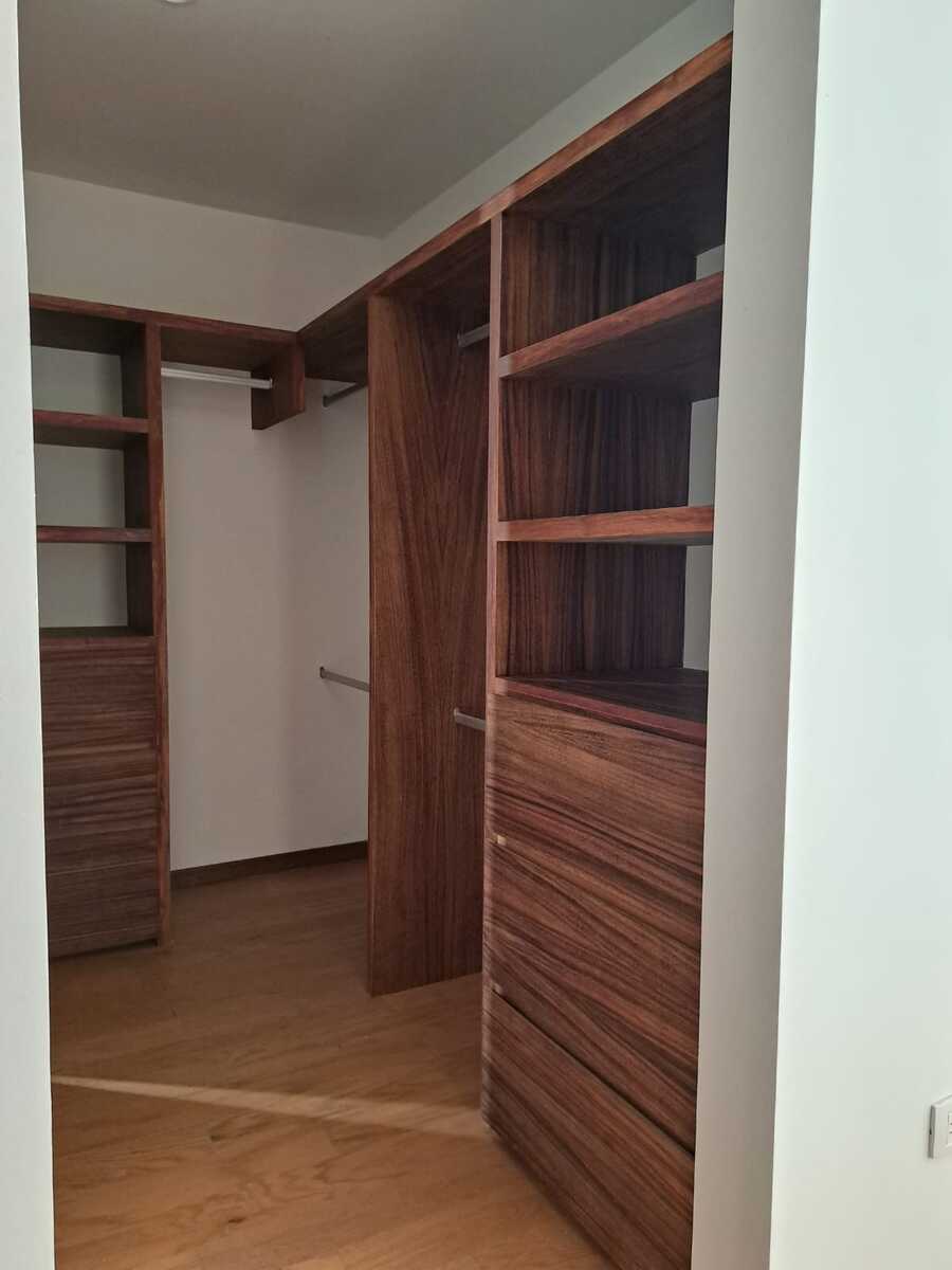 30 of 36: Walking Closet