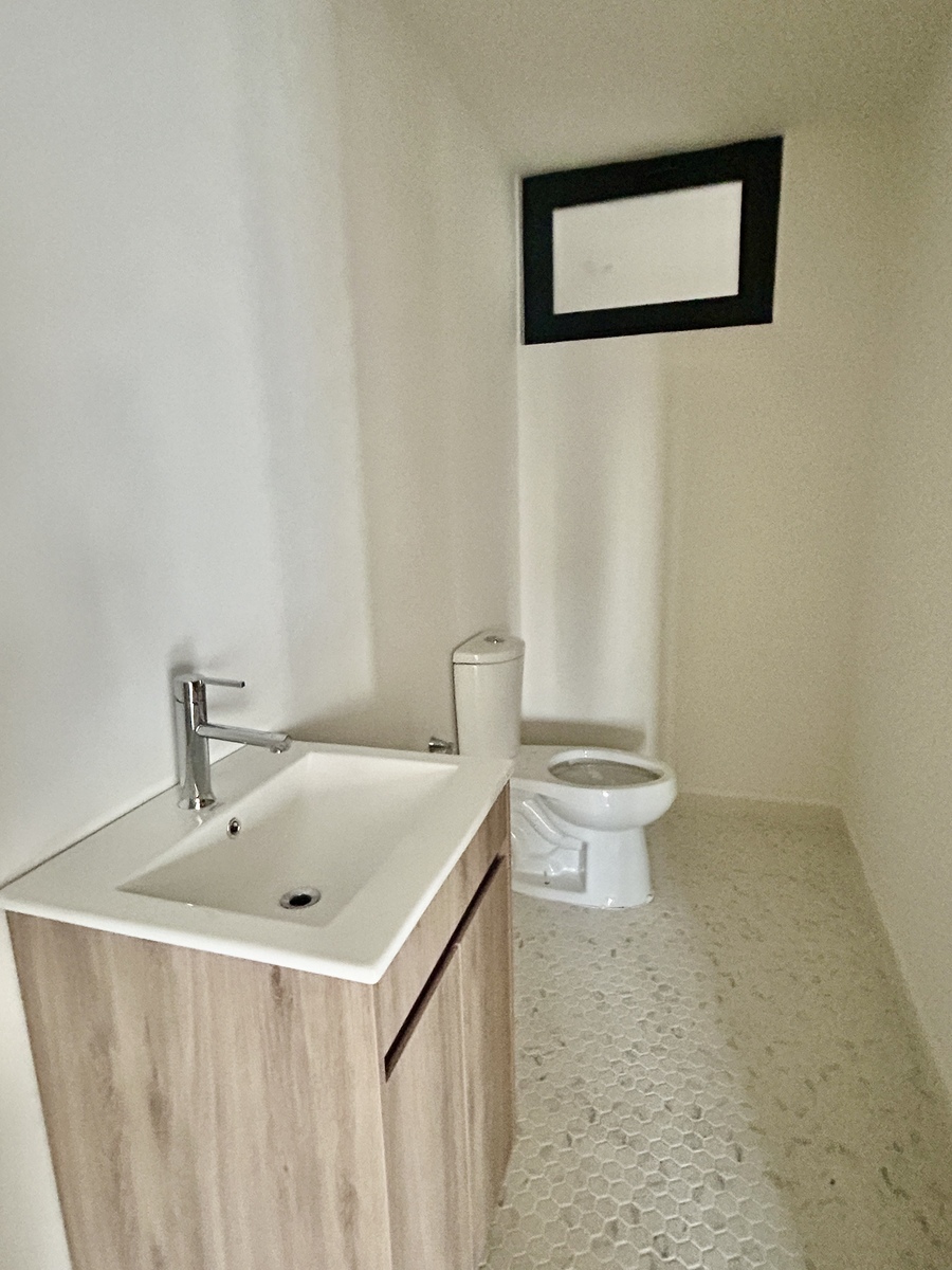 7 de 15: BAÑO DE VISITAS