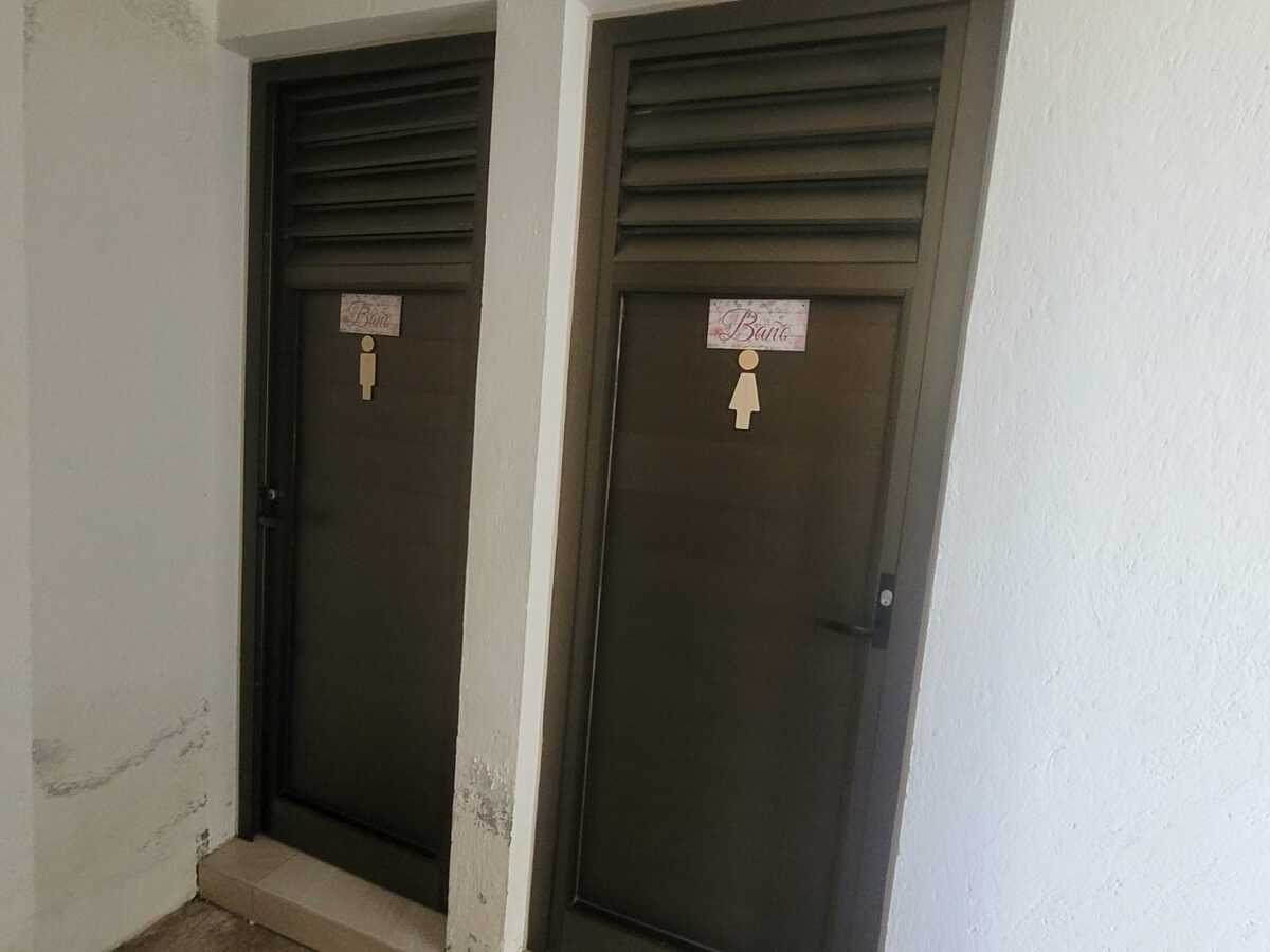 9 of 15: baños de alberca