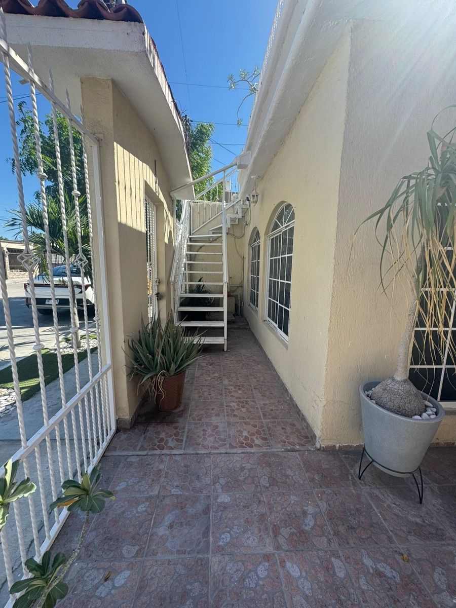 2 of 12: Acceso a planta alta con seguridad