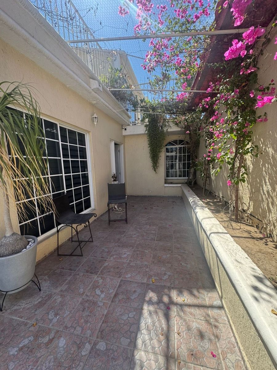 3 of 12: Acceso a propiedad, espacio para un auto pequeño