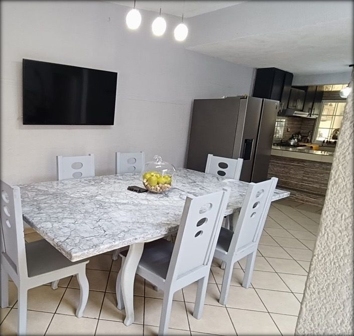 4 of 12: Área de comedor, comedor con 6 sillas y TV