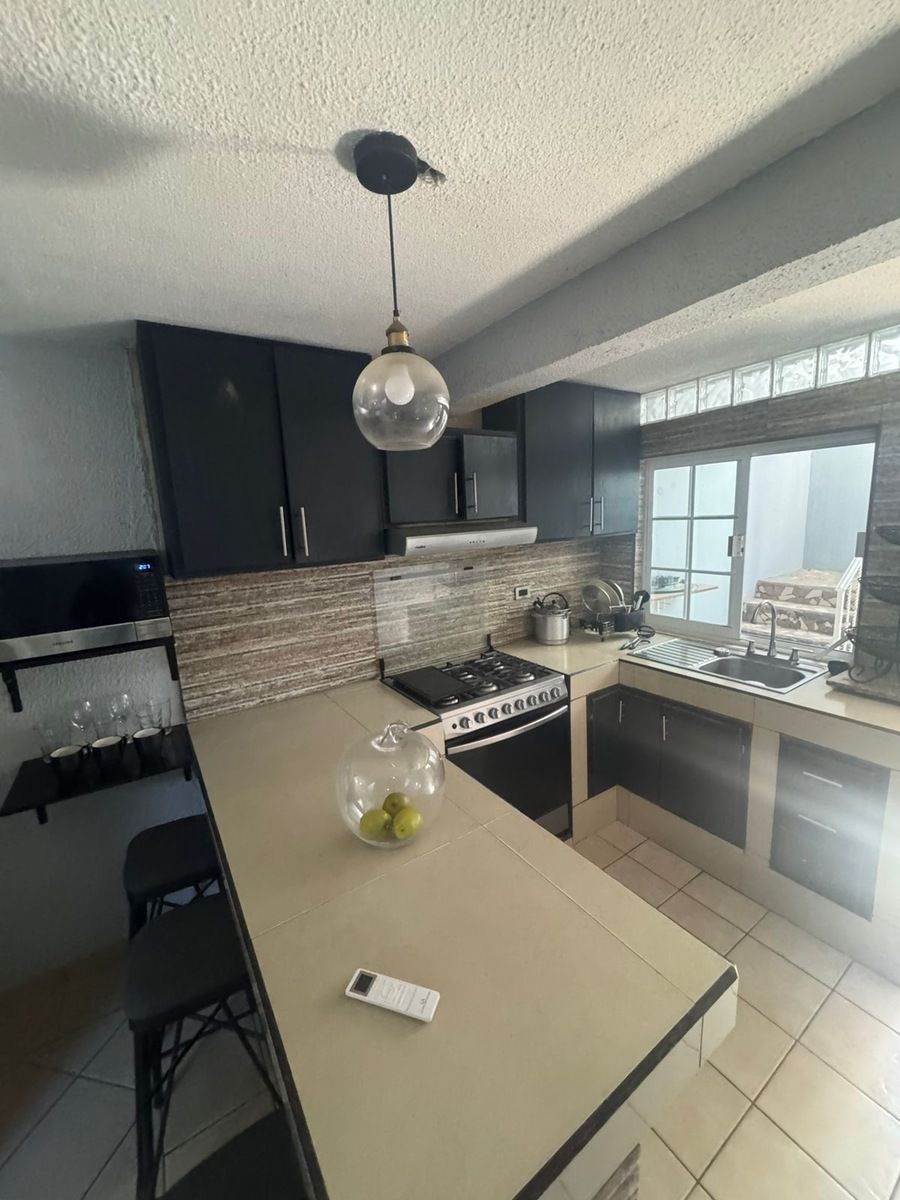 6 of 12: Cocina integral equipada con refrigerador, estufa y microond