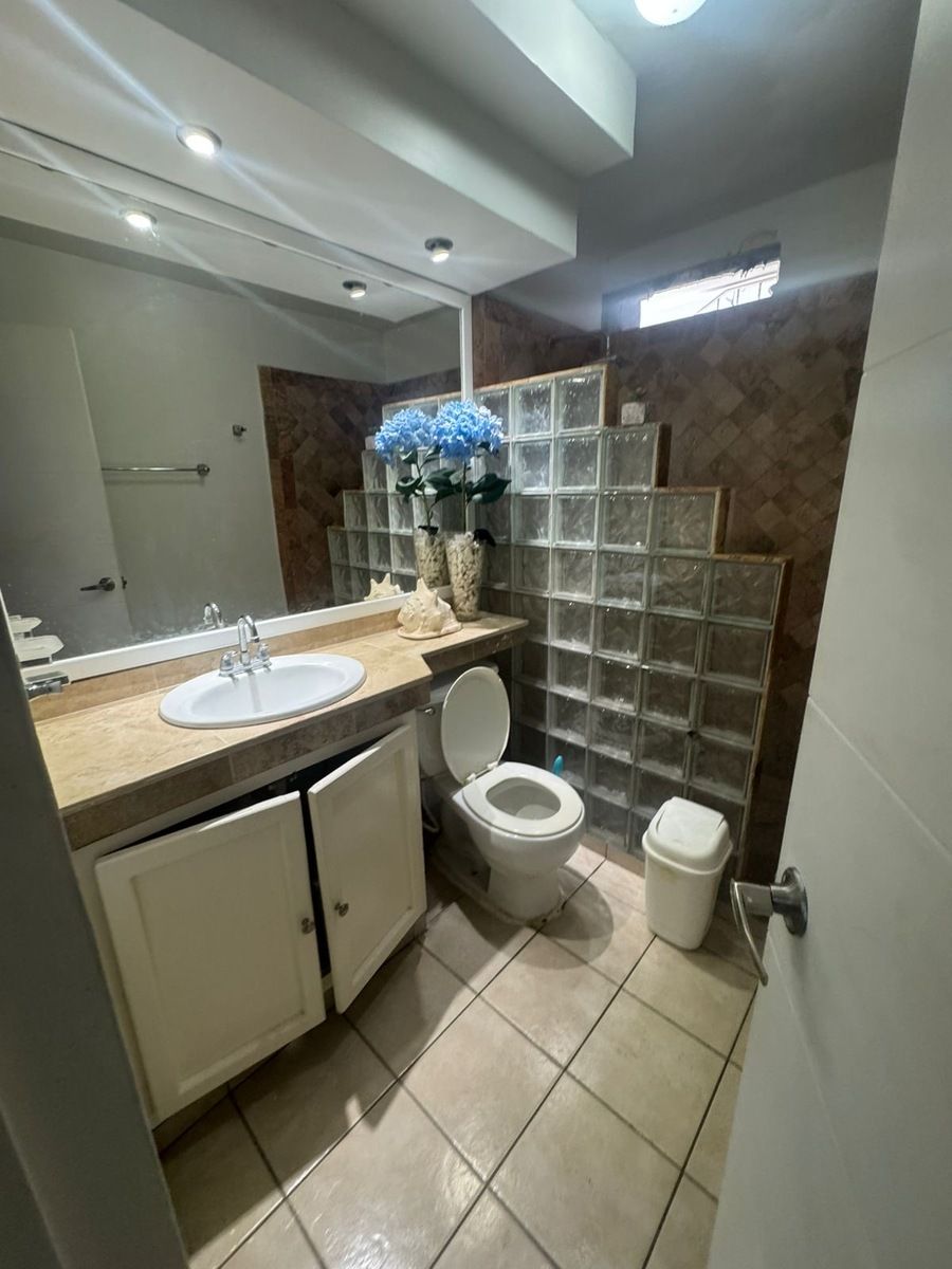 8 of 12: Baño completo