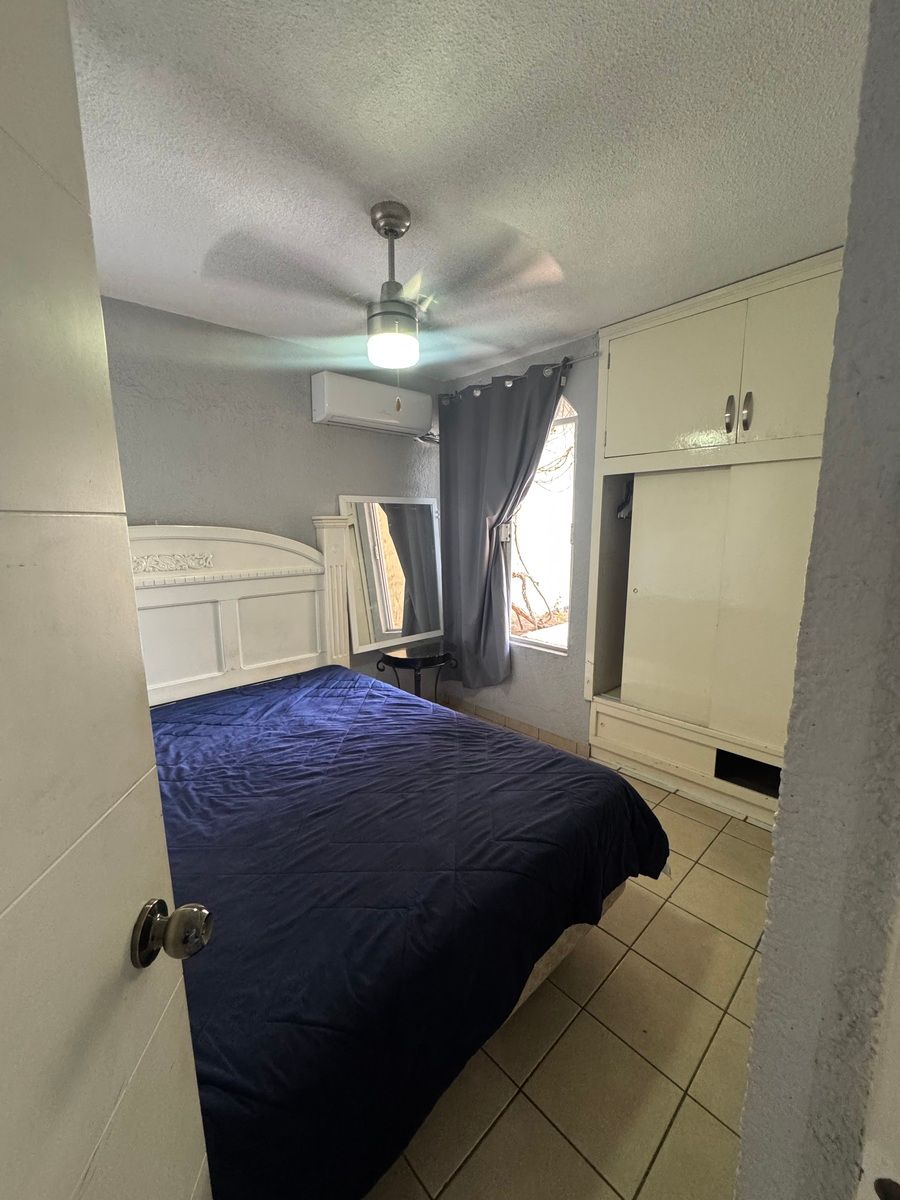 9 of 12: Habitación con minisplit y closet