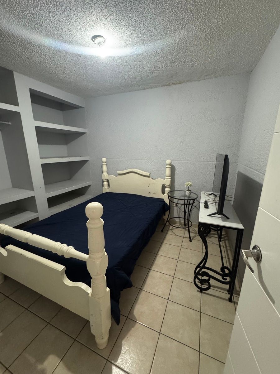 10 of 12: Habitación con minisplit y closet