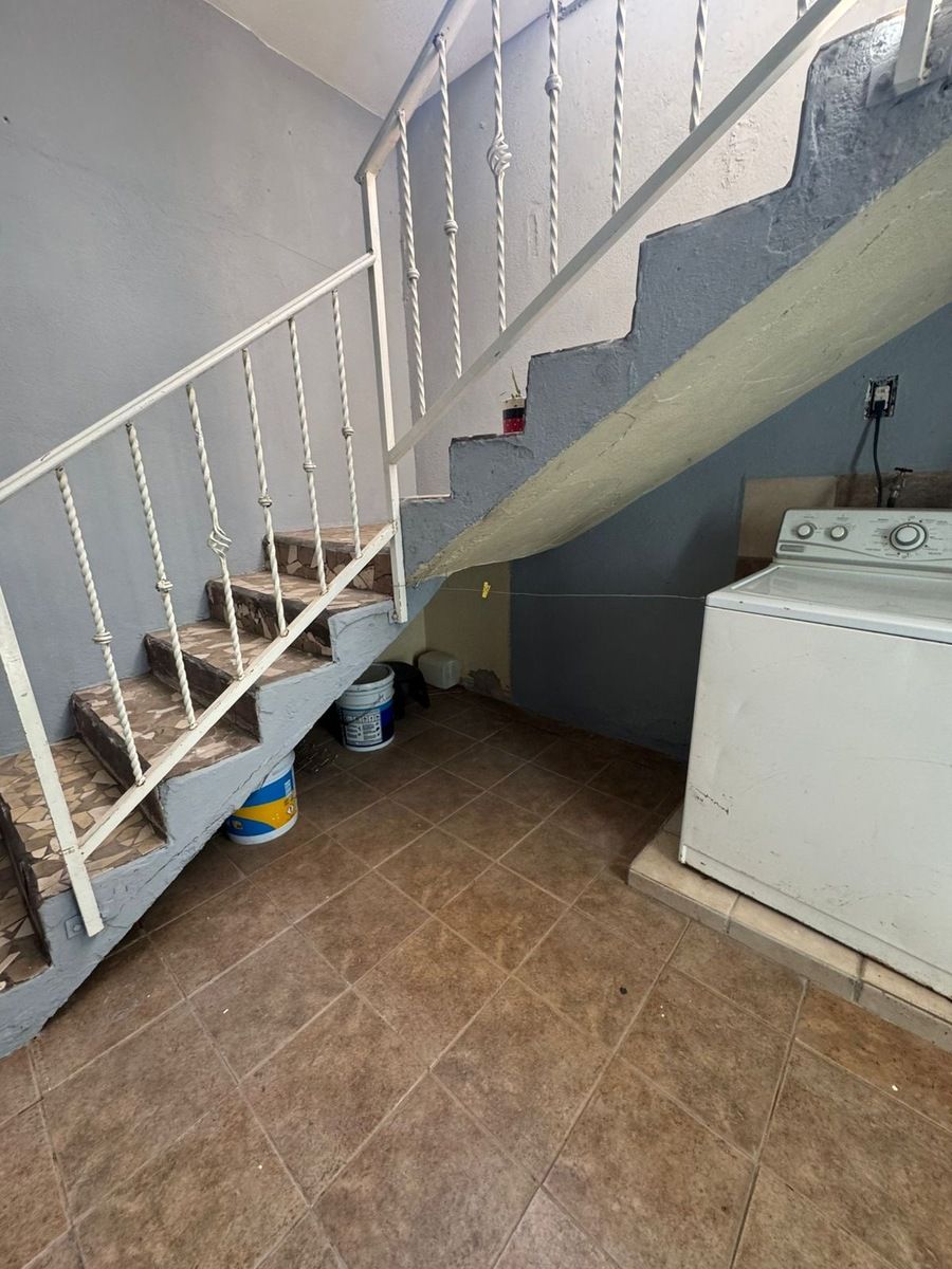 11 of 12: Patio trasero con lavadora