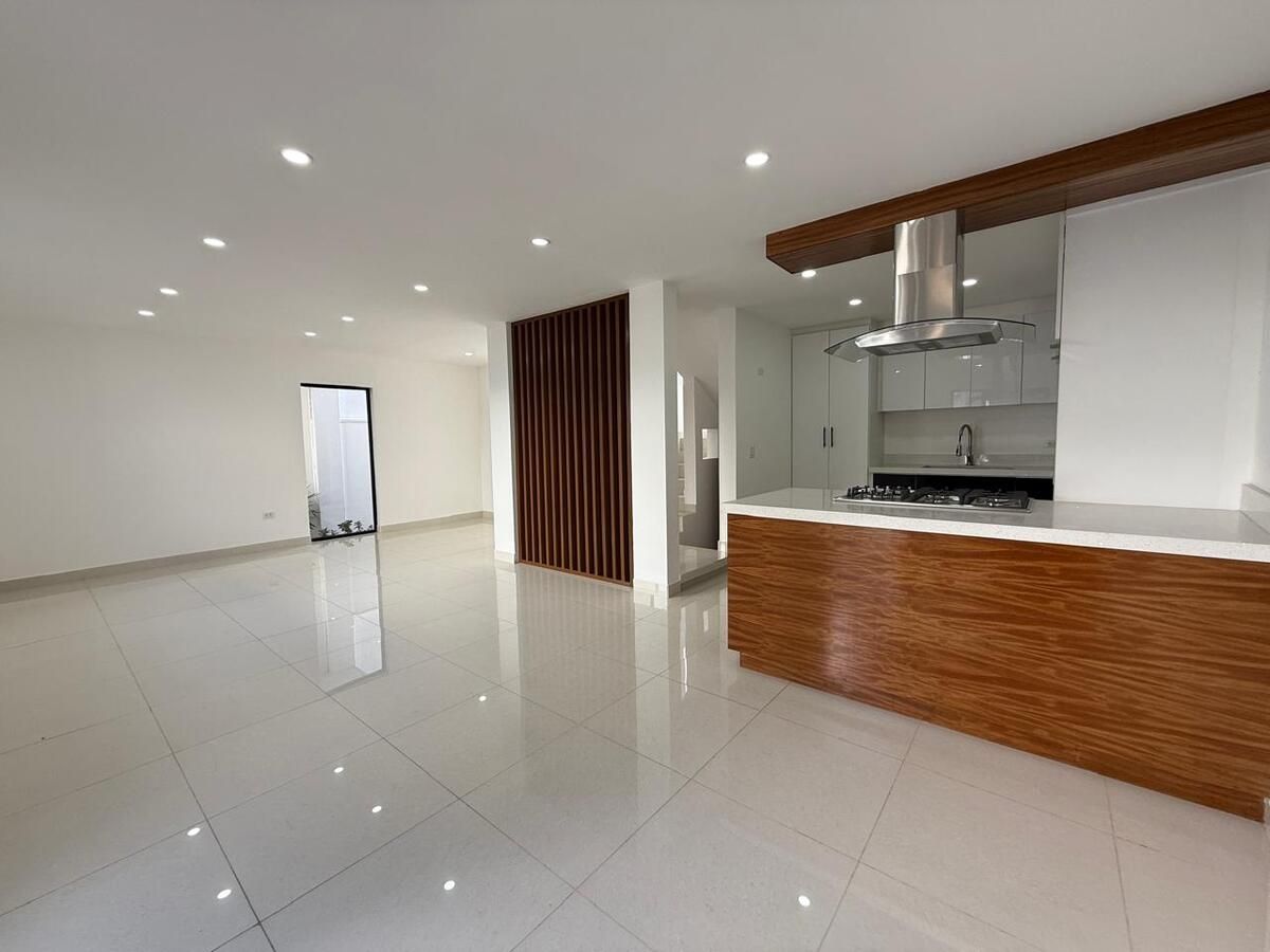Moderna Residencia Nueva en Privada en zona las Plazas | 3 Rec | Paneles Solares - foto 2