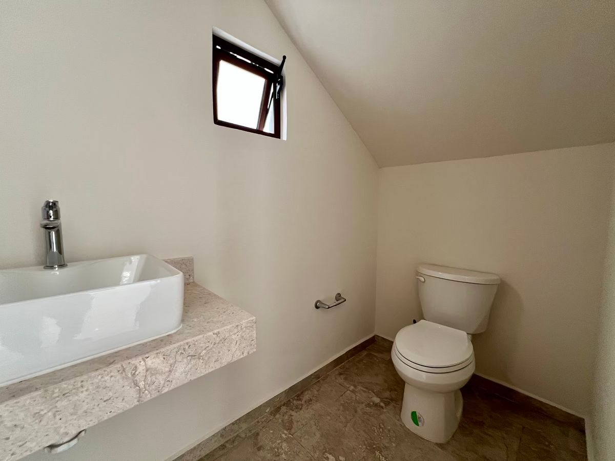 6 de 21: Medio Baño