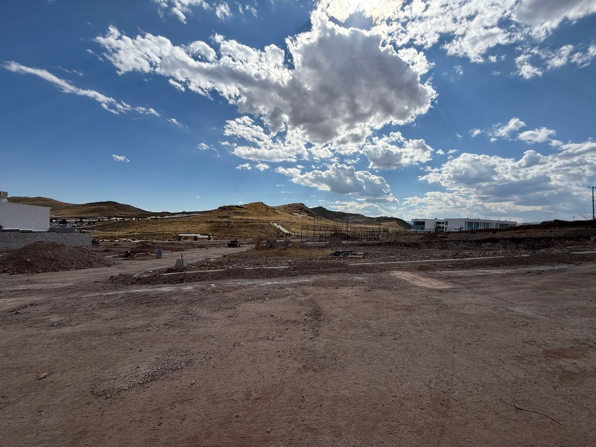 7 de 8: parque frente al terreno en construcción