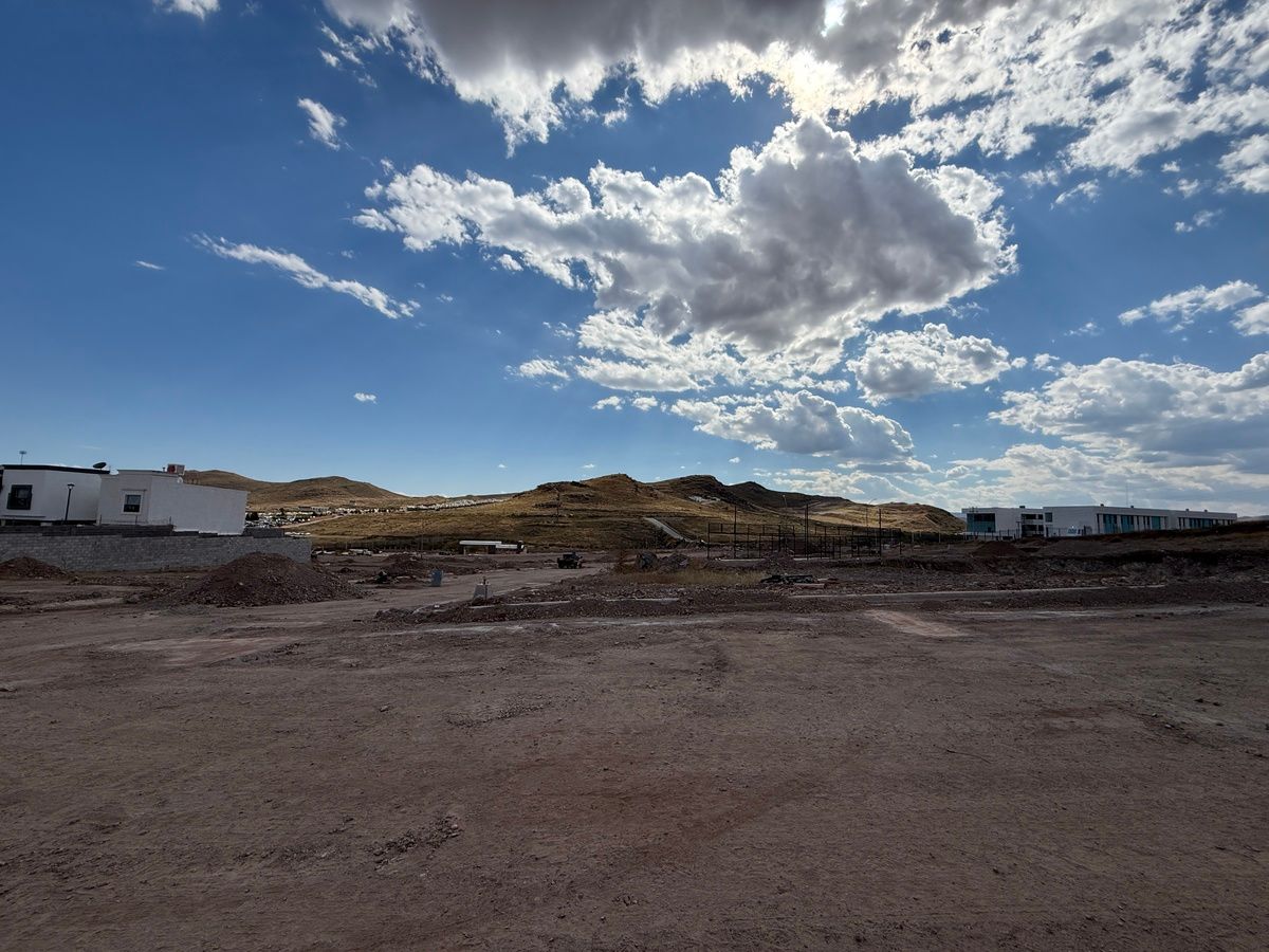 8 de 8: parque frente al terreno en construcción