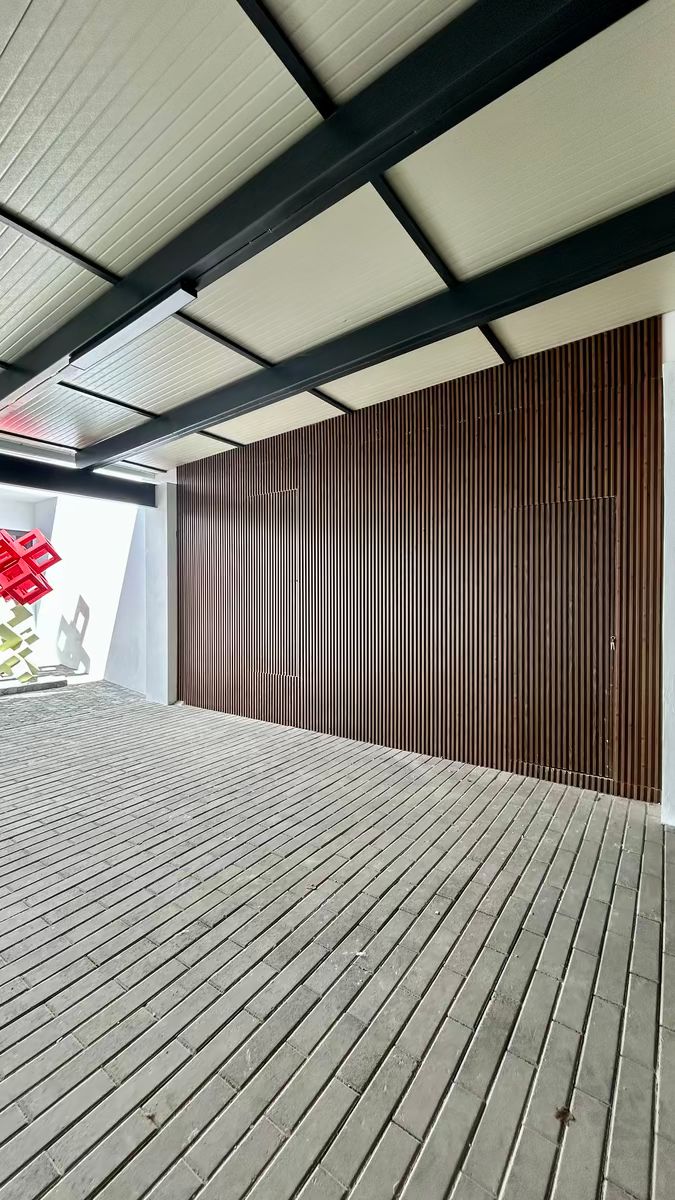 4 de 31: Bodega y acceso a cuarto de servicio, fachada en lambrin WPC