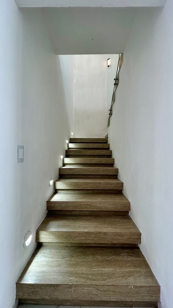 21 de 31: escaleras ingreso planta alta
