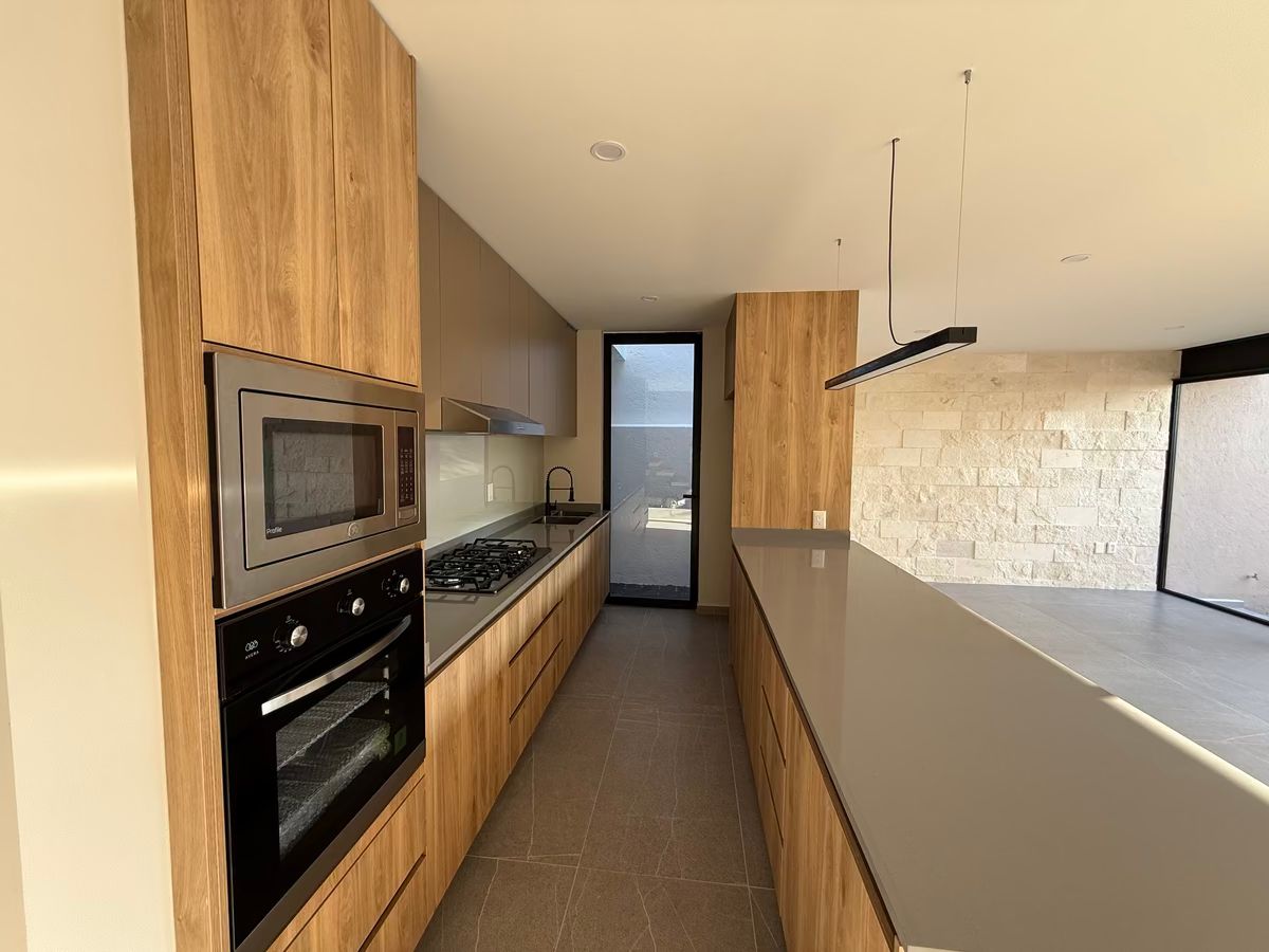 4 of 18: Cocina equipada