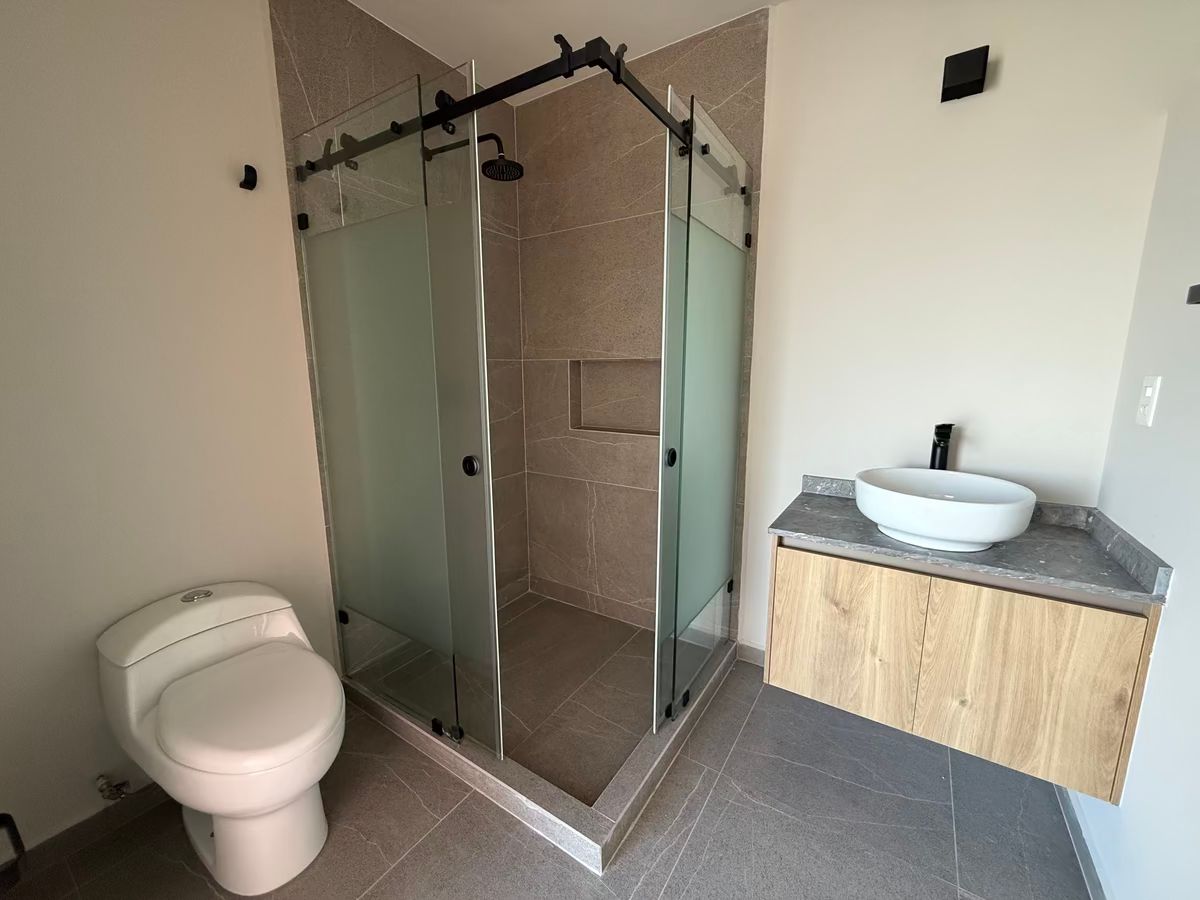 3 of 18: Baño completo en PB