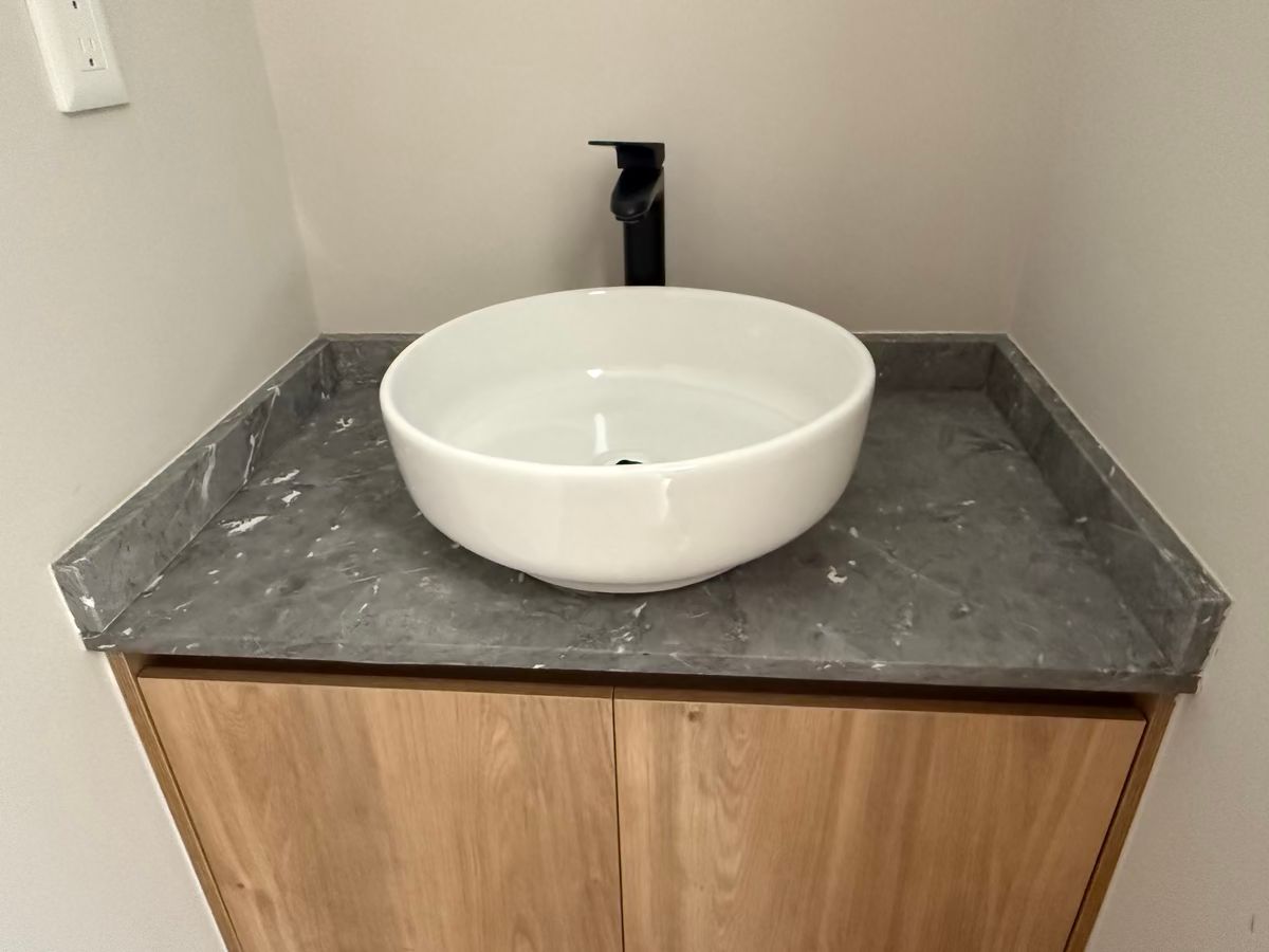 6 of 18: Medio baño de visitas