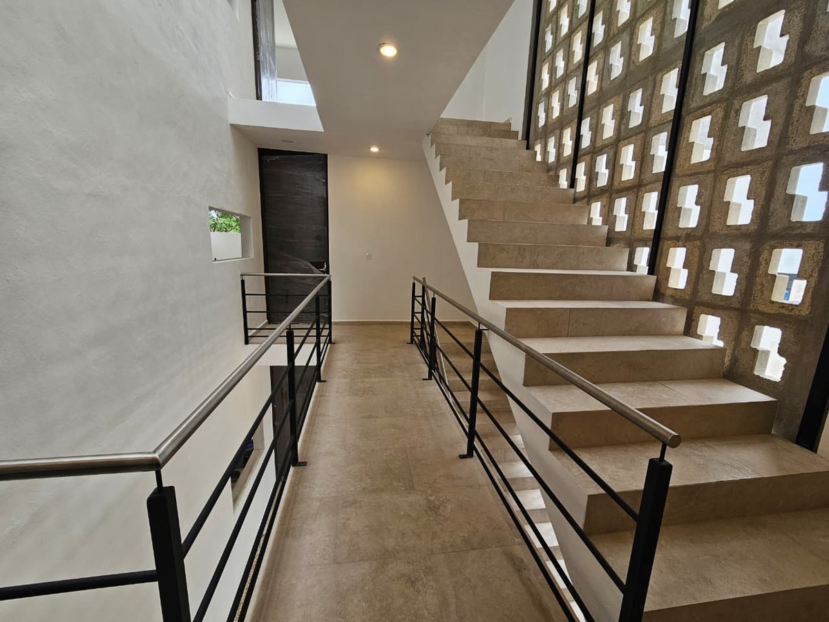 2 of 13: Pasillo Distribuidor Primer Nivel