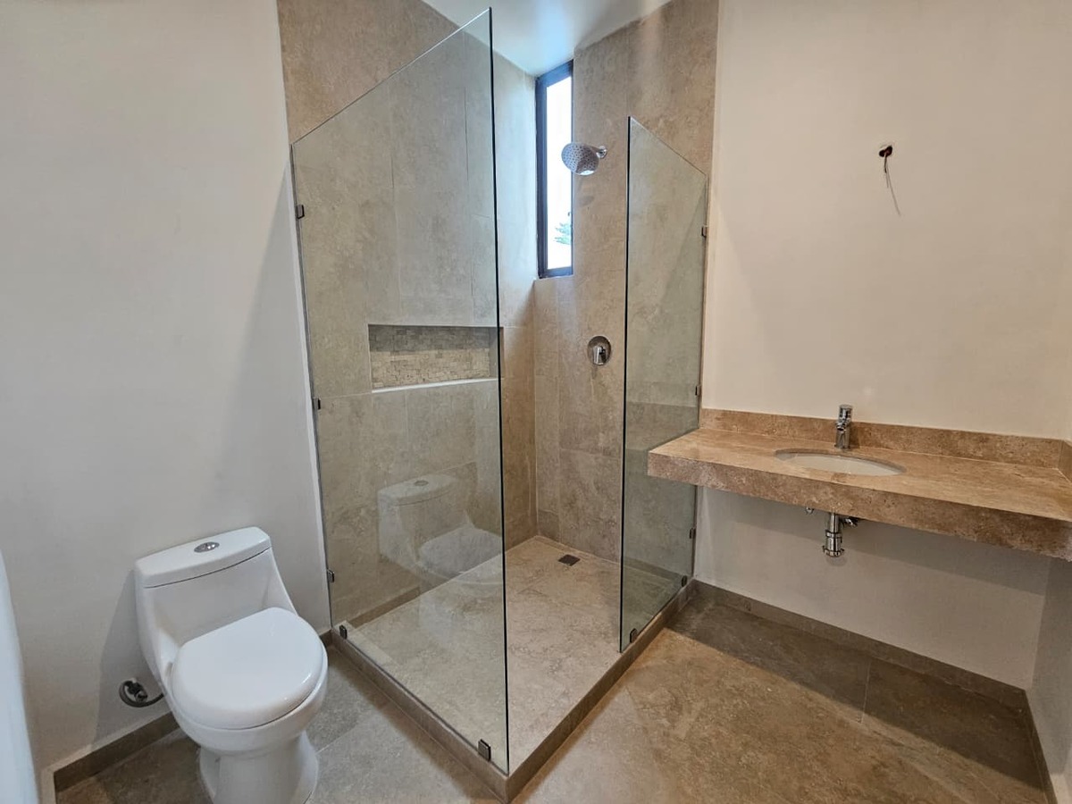 10 of 13: Baño Tercera Recámara