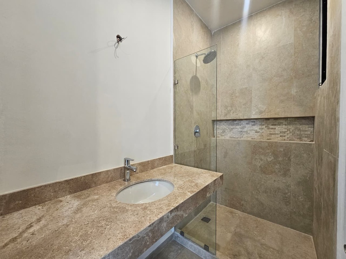 8 of 13: Baño Segunda Recámara