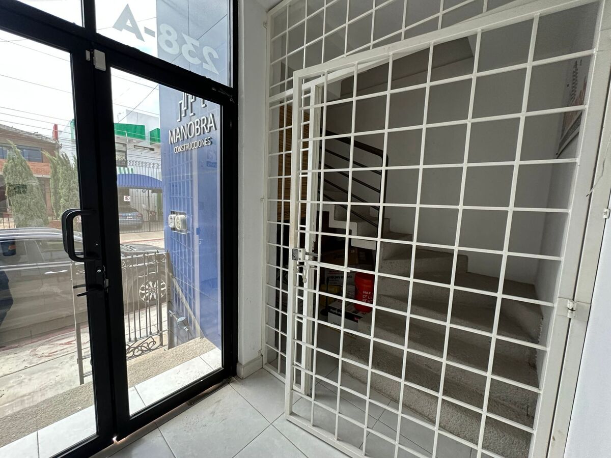 9 of 10: Acceso a planta alta con seguridad