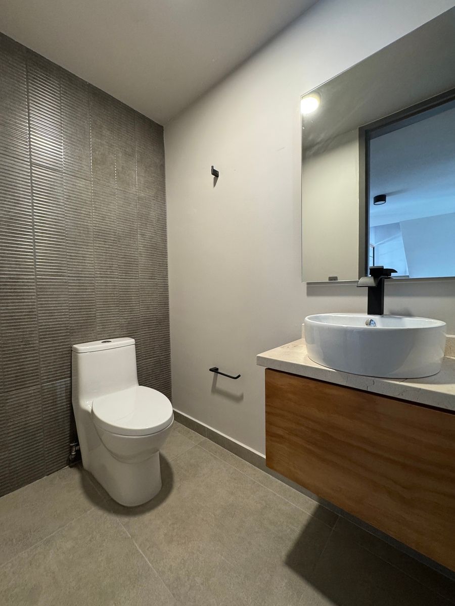 4 de 16: BAÑO VISITAS