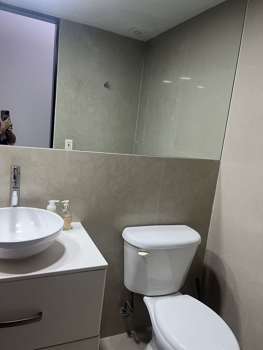 9 of 26: MEDIO BAÑO