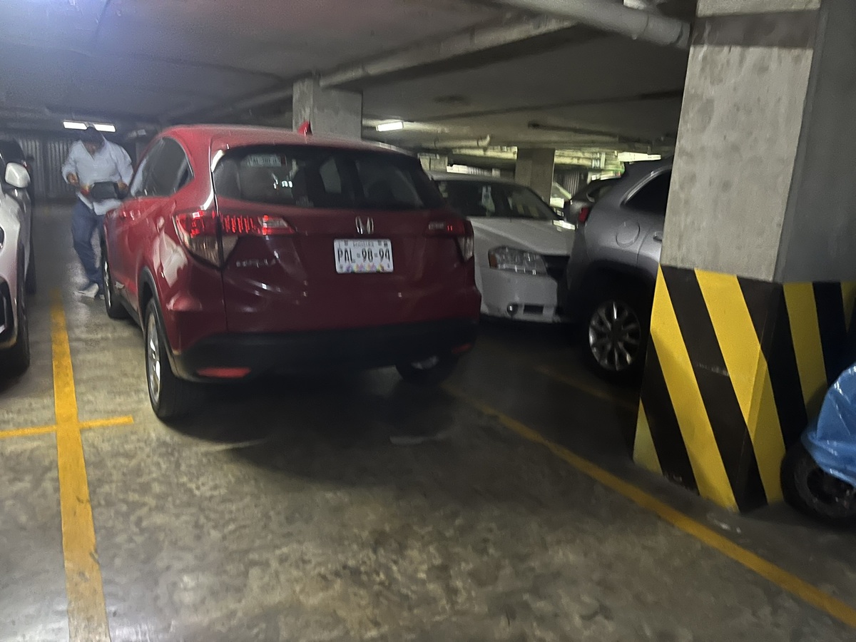 24 of 26: ESTACIONAMIENTO