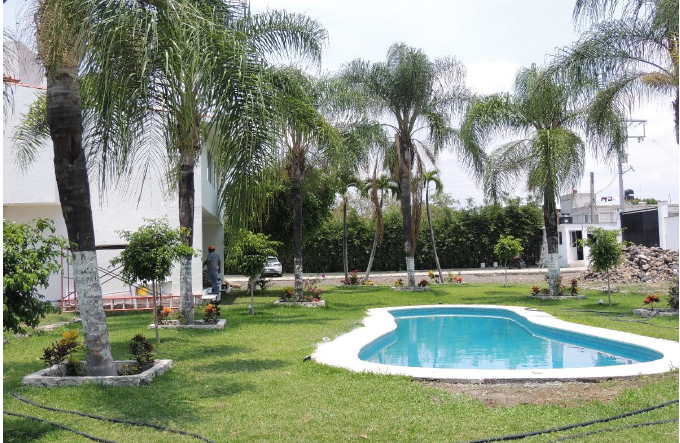 3 de 14: ALBERCA Y ÁREAS VERDES.