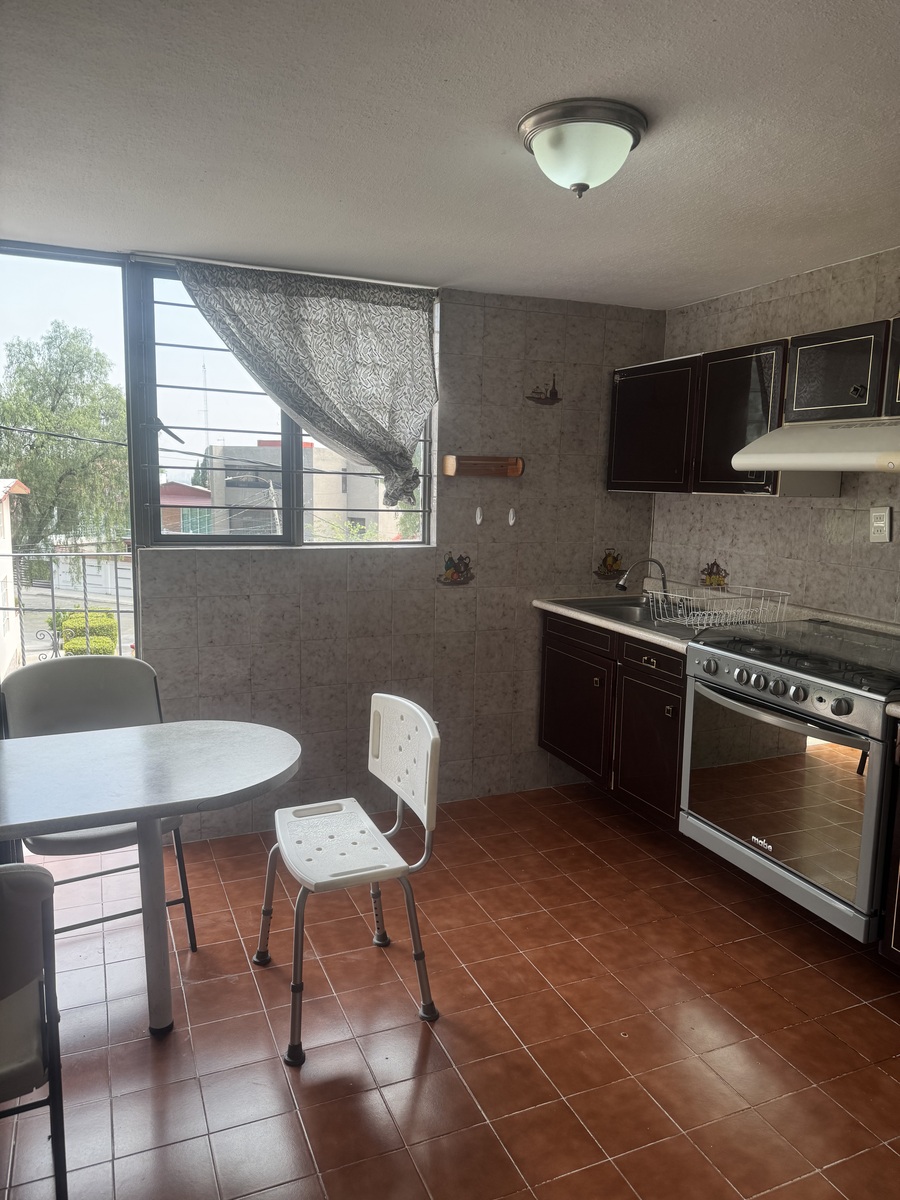 3 of 21: Cocina con balcón