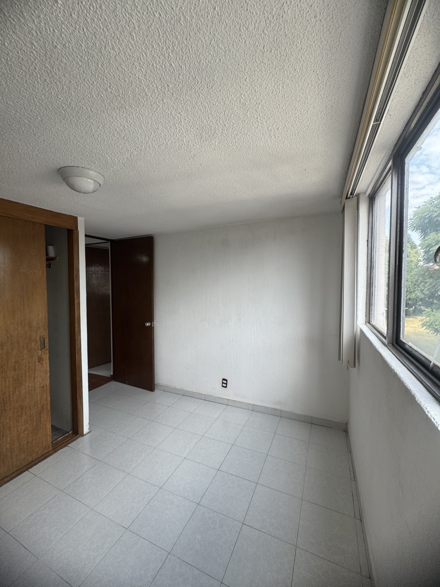 7 of 21: Recámara secundaria 1