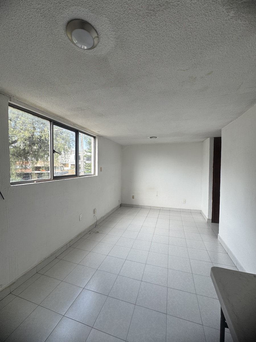 9 of 21: Recámara principal con vista al frente