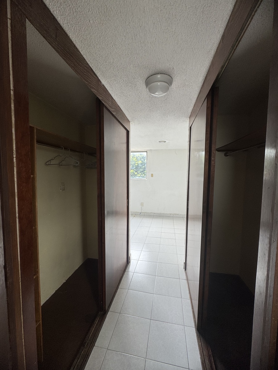 10 of 21: Recámara pirncipal con doble clóset