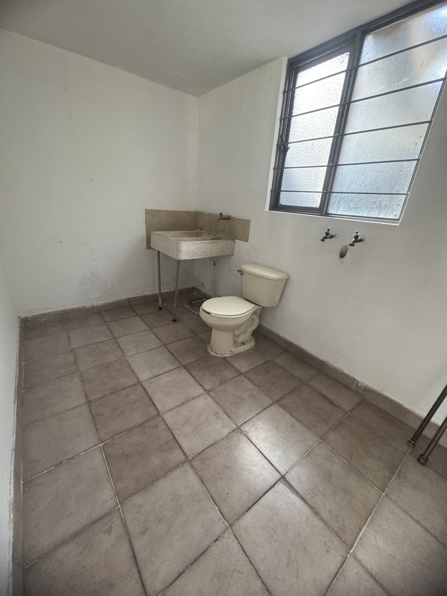 14 of 21: Area de lavado con baño de servicio