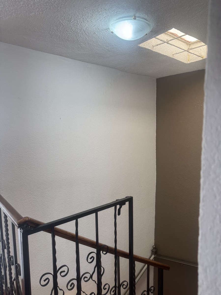 15 of 21: Escaleras hacia -1