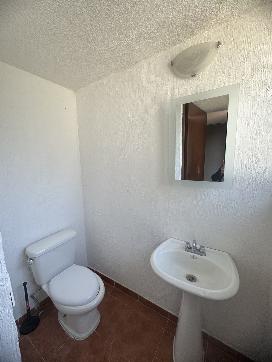 6 of 21: Medio baño visitas