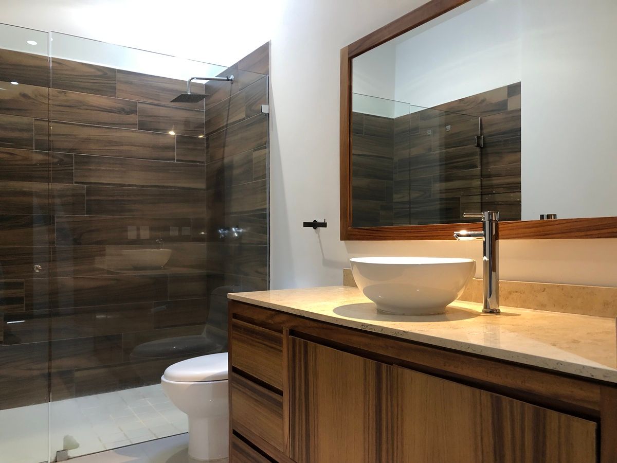 14 of 24: Baño recámara principal